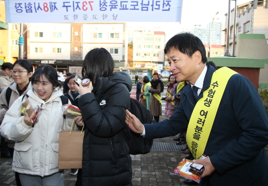 장석웅 전남교육감이 14일 오전 무안 남악고등학교 정문에서 2020 대학수학능력시험 수험생을 격려하고 있다./사진=도교육청