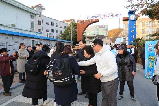 신우철 완도군수가 14일 완도고등학교 정문에서 2020학년도 대학수학능력시험 수험생들을 만나 응원의 메시지를 전하고 있다./사진=완도군