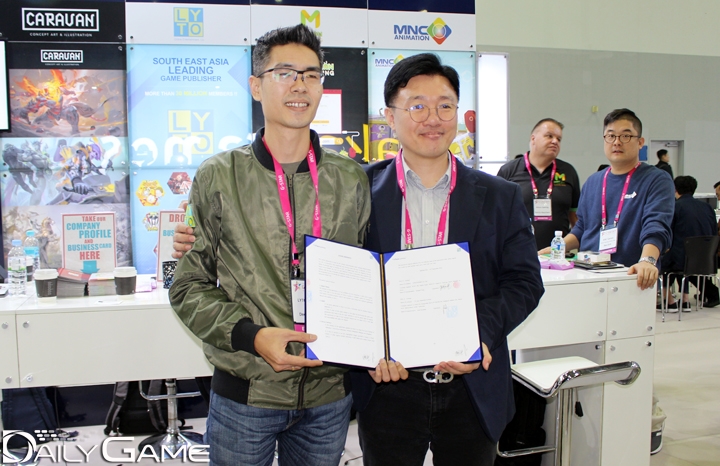 계약 체결 후 기념 촬영에 나선 데디 수리얀또 리토 게임 CFO(왼쪽)와 양수열 온페이스 게임즈 대표.