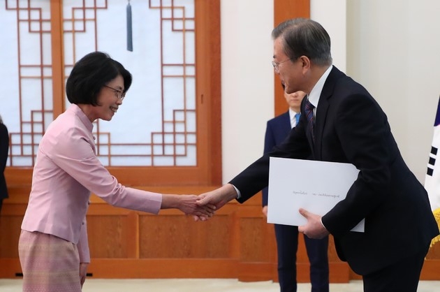 文대통령, 신임 주한대사들에 "공동번영에 가교역 해달라"
