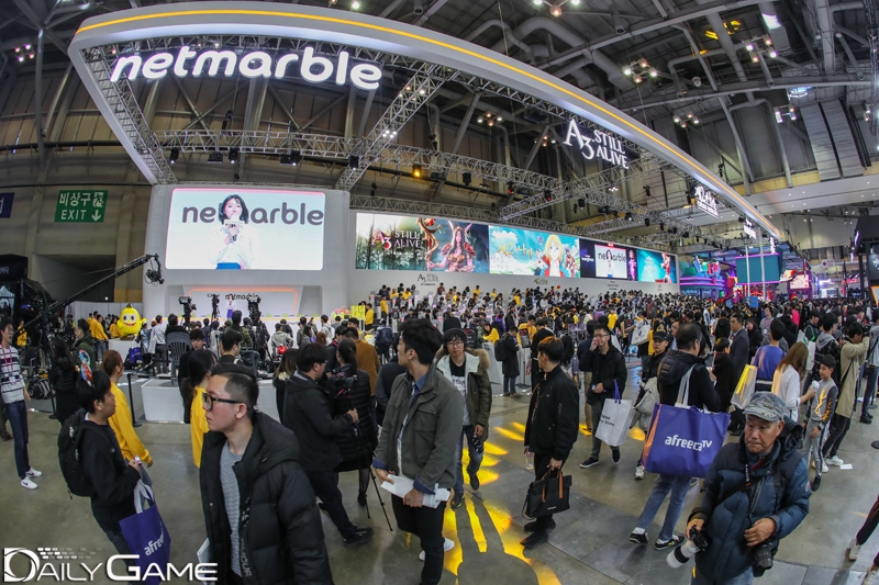 부산 벡스코에서 진행중인 지스타 2019 B2C관에 마련된 넷마블 부스 전경.