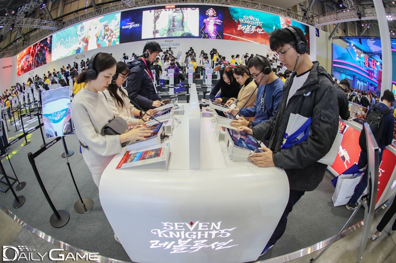 '세븐나이츠 레볼루션'을 체험중인 관람객들.