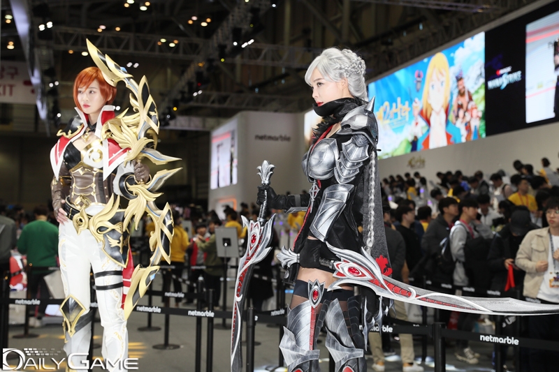 넷마블의 'A3: 스틸얼라이브'의 수준 높은 코스프레를 선보인 모델들.