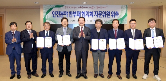 이용섭 광주광역시장이 14일 오후 시청 비즈니스룸에서 열린 ‘안전반부패협의회 자문위원 위촉장 수여식’에서 위촉장 수여 후 기념 촬영을 하고 있다./사진=광주광역시