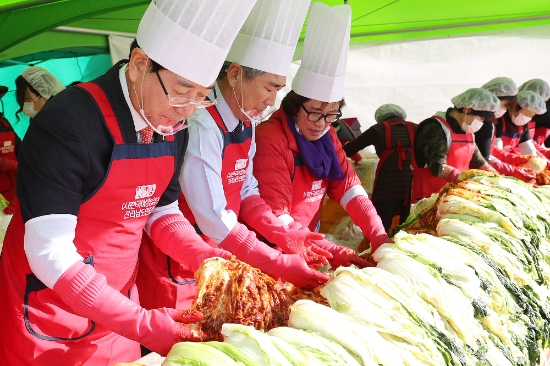 김영록 전남도지사가 15일 도청 만남의 광장에서 열린 김장김치 담궈 이웃과 나누기 행사에 참석해 김장을 하고 있다./사진=전라남도