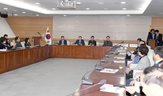 김동찬 광주광역시의회 의장은 15일 민주평화통일자문회의 광주북구협의회와 대구달서구협의회를 초청해 간담회를 가졌다./사진=시의회