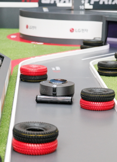 LG전자가 16일 서울 영등포 타임스퀘어 광장에서 국내 첫 로봇청소기 레이싱 대회 ‘2019 LG 코드제로 R9 그랑프리’를 개최했다. 사진은 프리미엄 로봇청소기 '코드제로 R9 씽큐(ThinQ)'가 9가지 미션으로 이뤄진 레이싱 코스를 질주하는 모습. 