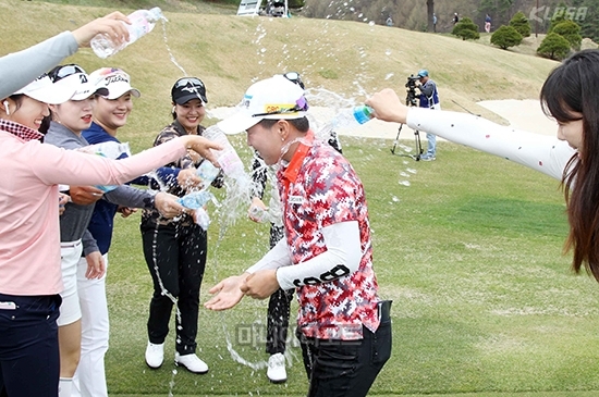 동료들에게 축하 받는 첸유주. 사진제공=KLPGA