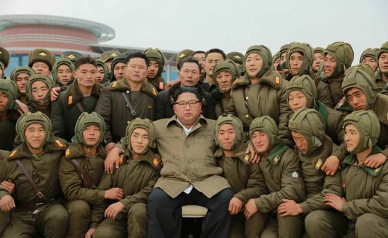 김정은, 저격병 부대 강하훈련 현지지도