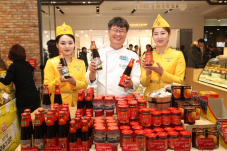 (주)오뚜기, 롯데백화점 스타시티점 '오뚜기 대전' 여경래 셰프 사인회 행사 개최