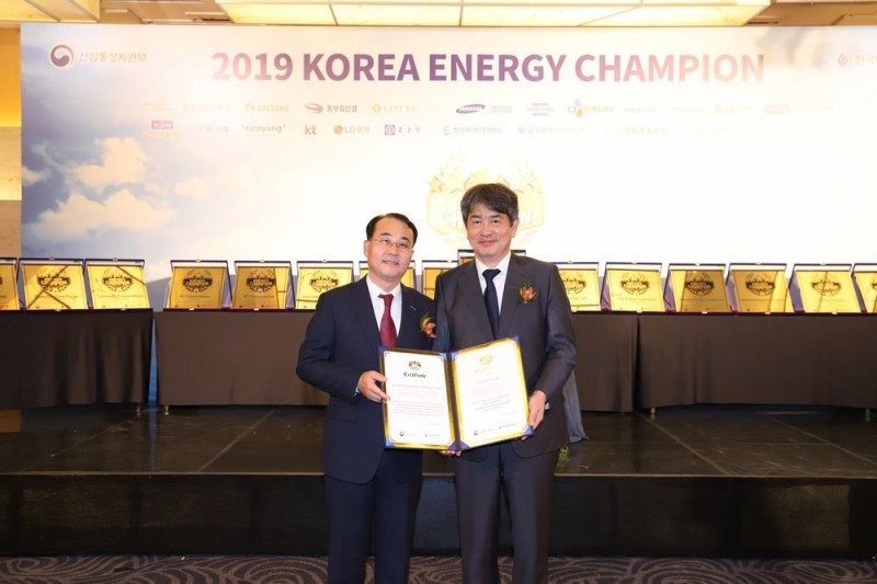 지난 15일 열린 ‘2019 에너지절감 우수사업장 인증 수여식’에서 서영규 삼양사 인천 1공장장(좌측)과 김창섭 한국에너지공단 이사장이 우수사업장 인증서를 들고 기념 촬영하고 있다.