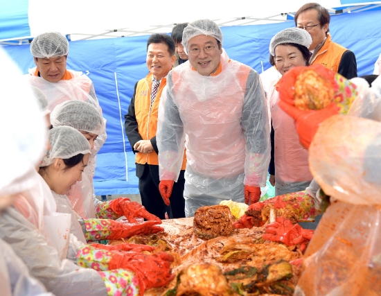 이용섭 광주광역시장이 18일 오전 남구 김치타운 내 광장에서 열린 ‘사랑의 김장나누기 행사’에 참석해 자원봉사자들을 격려하고 있다./사진=광주광역시