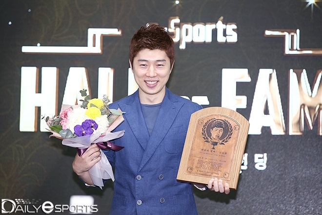 e스포츠 명예의 전당 헌액식에 참가한 임욯환.