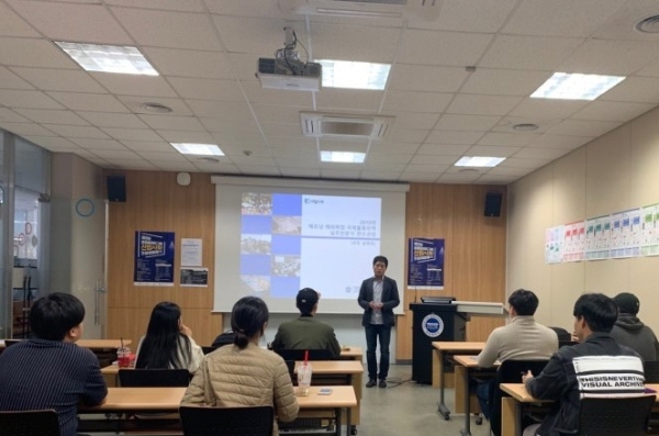 대진대학교에서 열린 ‘2019년 베트남 해외취업 국제물류무역 실무전문가 연수과정’ 설명회에 참석한 학생들이 과정 교육을 전담하고 있는 더와이파트너스 이기환 이사의 설명을 경청하고 있다.
