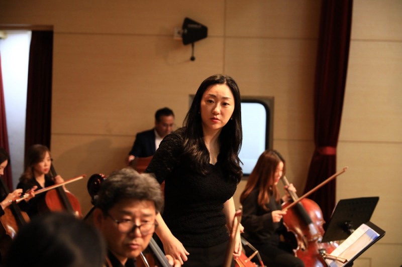 축하무대를 준비하고 있는 도도첼로 오케스트라 뮤직 디렉터, 첼리스트 박송이. / 사진=도도첼로 오케스트라
