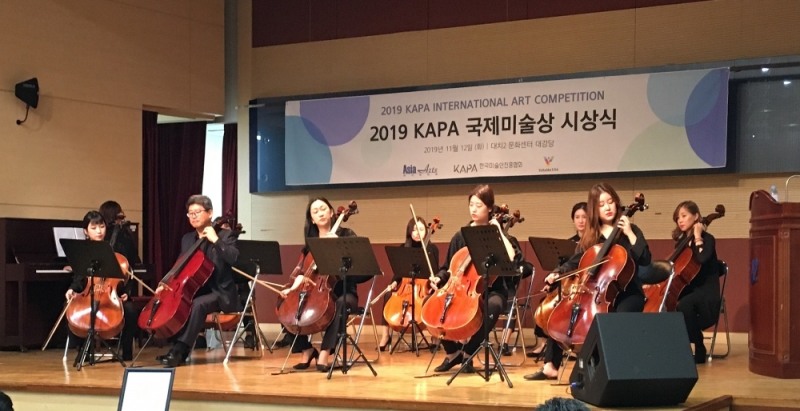 축하무대를 하고 있는 도도첼로 오케스트라 단원들./ 사진=도도첼로 오케스트라