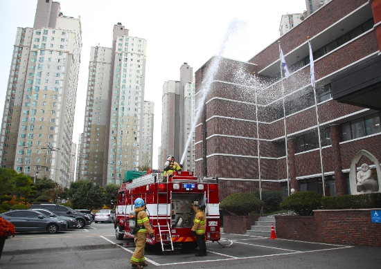 광주광역시교육청은 서부소방서 염주119안전센터와 합동 소방훈련을 실시했다./사진=시교육청
