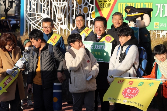 20일 아침, 무안 남악초등학교 앞. 김영록 전남도지사가 등굣길 초등학생들에게 교통안전 캠페인을 하고 있다./사진=전라남도