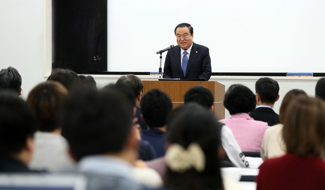 문희상 국회의장이 5일 일본 도쿄 와세다대학교에서 ‘제2의 김대중-오부치 선언, 문재인-아베 선언을 기대합니다 : 진정한 신뢰, 창의적 해법으로 미래지향적 한일 관계 복원’을 주제로 특별강연을 하고 있다.
