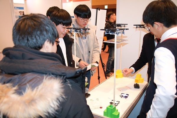 사진=2019 청소년 미래상상 기술경진대회 참가자가 전시부스를 체험하고 있다.