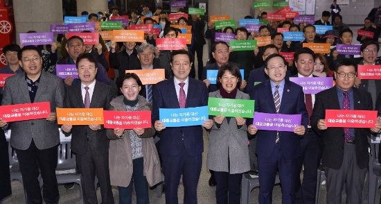 이용섭 광주광역시장이 21일 오전 서구 상무역에서 열린 '대중교통 이용률 높이기 위한 실천 다짐식'에 참석해 김동찬 광주시의회 의장, 윤진보 광주도시철도공사 사장 등 내빈들과 대중교통 이용 다짐문에 서명을 한 뒤 기념촬영을 하고 있다./사진=광주광역시