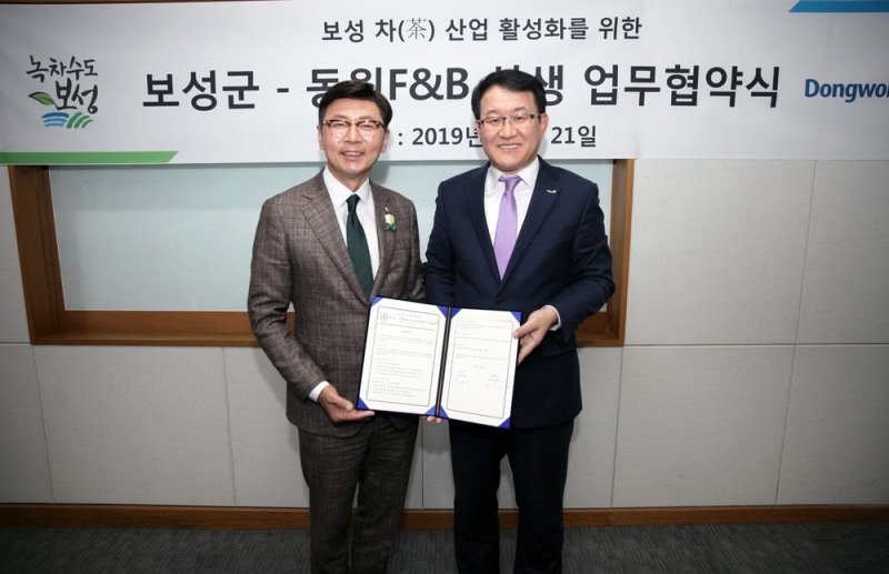 김재옥 동원F&B 대표이사(우)와 김철우 보성군수(좌)가 상생 업무 협약식을 체결하고 기념 사진을 촬영하고 있다.