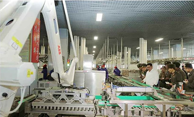 김정은 시찰 공장에 스위스제 로봇 '눈길'