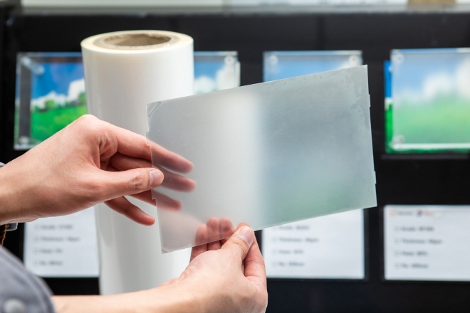 (사진=한화토탈)한화토탈이 고부가 소재 분야에서 5년 연속 세계일류상품을 배출하며 기술력을 인증 받았다. 사진은 2019 세계일류상품에 선정된 디스플레이 소재 보호필름용 폴리프로필렌