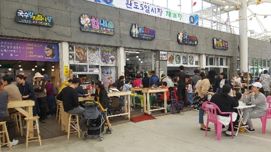 완도전통시장 퓨전분식코너/사진=완도군