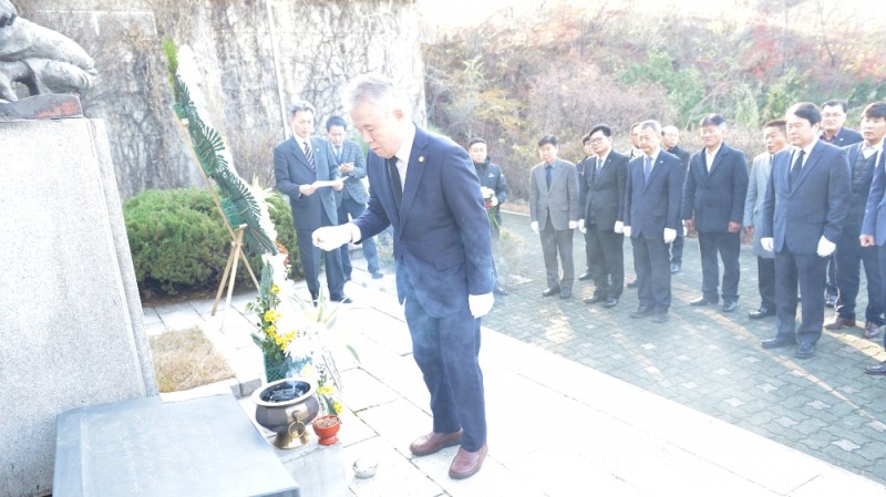 한국자유총연맹, 신의주학생의거 기념탑 참배
