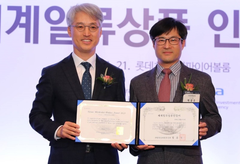 아모레퍼시픽 기술연구원 박영호 연구원장(오른쪽), 산업통상자원부 조영신 중견기업정책관