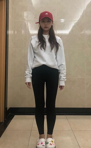 쭉뻗은 호리병라인...송하예, 그저 서 있을뿐 남다른 비율깡패