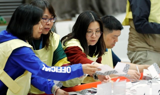 구의회 선거가 진행된 24일 홍콩의 한 투표소에서 선거관리원들이 투표용지를 세고 있다. 투표는 이날 오후 10시30분(한국시간 11시30분) 종료됐다. 홍콩 선거관리위원회에 따르면 종료 1시간 전 기준 투표율이 69.04%로 이번 선거의 투표율은 역대 최고가 될 전망이다.