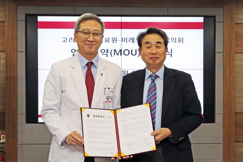 좌측부터 이기형 의무부총장, 임배만 회장