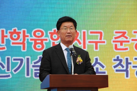 강인규 나주시장이 25일 에너지밸리 산학융합지구 준공식에 참석하여 인사말을 하고 있다./사진=나주시