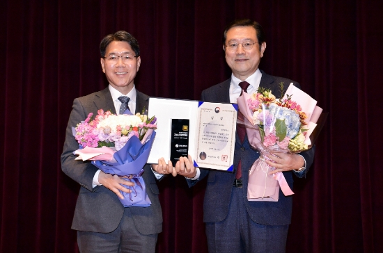 이용섭 광주광역시장(오른쪽)이 25일 오후 서울 광화문 교보생명빌딩 컨벤션홀에서 열린 '제4회 대한민국 지방자치 정책대상'에서 '인공지능(AI) 중심도시 만들기'로 광역시·도 부문 대상을 수상하고 있다./사진=광주광역시
