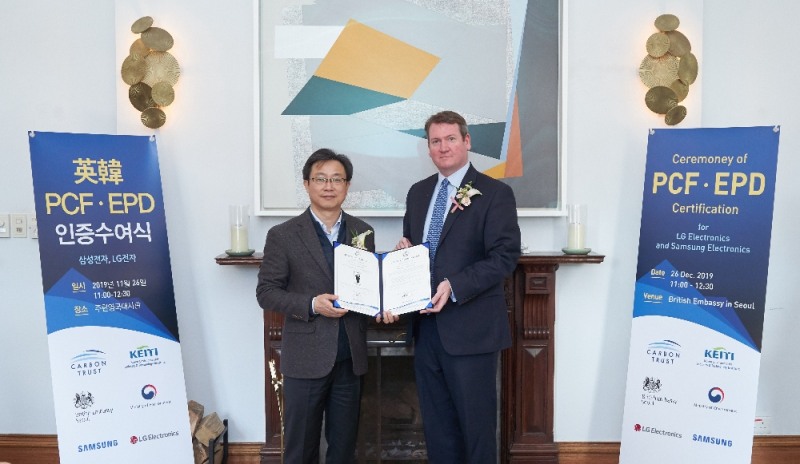 26일 주한 영국대사관에서 열린 영국 카본 트러스트(The Carbon Trust) 주관 '제품 탄소발자국/환경성적표지인증 수여식(Ceremony of PCF/EPD Certifcation)'에서 삼성전자 환경팀 황호송 팀장(왼쪽)과 카본 트러스트 모건 존스(Morgan Jones) 이사(오른쪽)가 기념 촬영을 하고 있다.