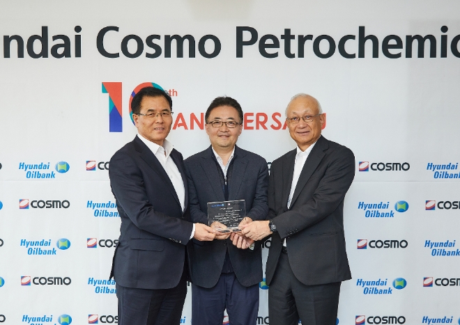 (사진=현대오일뱅크) (왼쪽부터) 현대오일뱅크 강달호 대표, 현대코스모 이영우 대표, 일본 코스모오일 다나카 대표가 감사패를 들고 기념촬영을 하고 있다.
