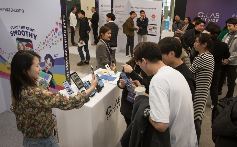 26일 서울 서초구 '삼성 서울R&D캠퍼스'에서 열린 'C랩 아웃사이드 데모데이'에서 1년간 삼성전자의 지원을 받은 스타트업들이 투자자들에게 서비스를 소개하고 있다.