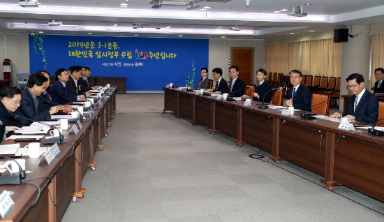 정종제 광주광역시 행정부시장이 26일 오전 시청 3층 중회의실에서 열린 '공공기관 부기관장 회의'에 참석해 기관별 주요 현안에 대한 업무보고를 받고 있다./사진=광주광역시
