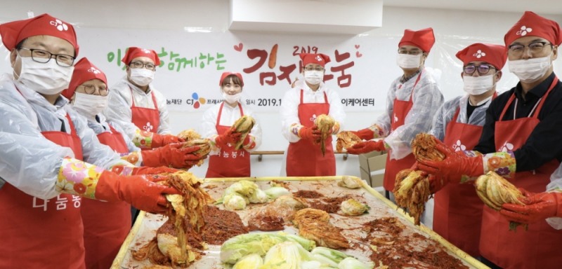 문종석 대표이사(오른쪽에서 네 번째)를 비롯한 CJ프레시웨이 임직원이 기념 사진을 찍고 있는 모습
