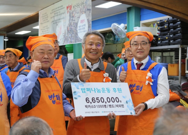 동아쏘시오그룹 밥퍼나눔운동에서 (오른쪽에서부터) 한종현 동아쏘시홀딩스 사장, 최일도 다일공동체 대표, 박상종 동대문구 사회복지협의회장이 후원금과 후원 물품을 전달하고 기념 사진을 촬영하고 있다.