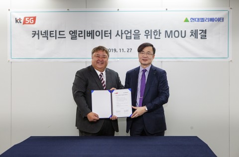 왼쪽부터 KT 이현석 디바이스사업본부장과 현대엘리베이터 조재천 승강기사업부문장이 커넥티드 엘리베이터 사업을 위한 업무협약을 체결하고 기념촬영을 하고 있다