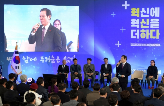 이용섭 광주광역시장이 27일 오후 시청 1층 시민숲에서 열린 ‘광주혁신위원회 출범1주년 시민토론회’에 참석해 인사말을 하고 있다./사진=광주광역시