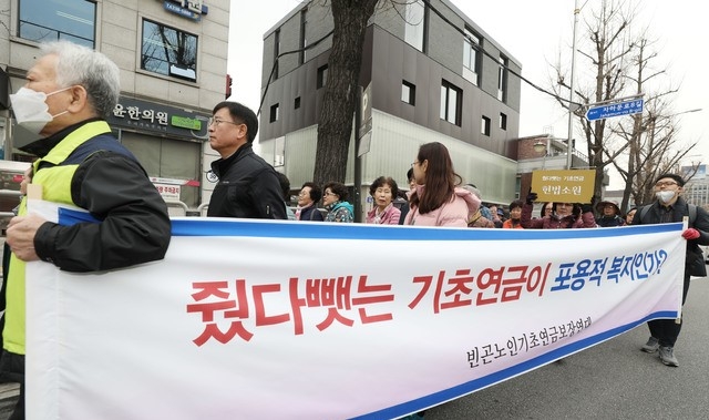 25일 오전 서울 종로구 경복궁역 인근에서 기초수급자 노인 100여명이 폐지와 리어카를 끌고 청와대로 행진하고 있다.