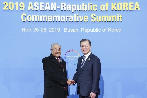 문재인 대통령이 26일 오전 부산 벡스코에서 열린 ‘2019 한-아세안 특별정상회의’ 개별영접에 참석해 마하티르 빈 모하마드 말레이시아 총리와 기념촬영을 하고 있다.