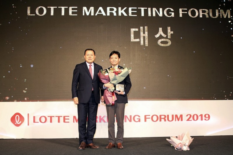 롯데는 28일 서울 잠실 롯데호텔월드 3층 크리스탈볼룸에서 ‘2019 롯데 마케팅 포럼’ 행사를 진행했다. 롯데지주 황각규 부회장이 올 한해 가장 뛰어난 마케팅 성과를 낸 계열사를 선정하는 ‘마케팅 어워드’에서 대상을 수상한 롯데홈쇼핑 마케팅전략팀 이태호 팀장과 기념촬영을 하고 있다.