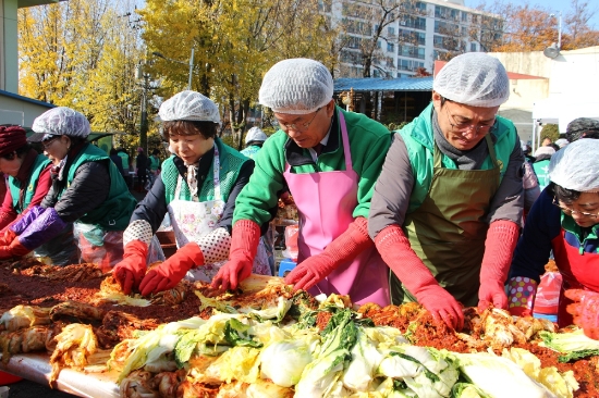 강인규 나주시장이 28일 ‘사랑愛 김장나누기’ 행사에 참여하여 새마을부녀회 회원들과 김치를 담그고 있다./사진=나주시