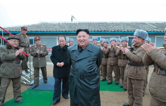 北 "초대형방사포 연발 시험사격…전투 적용성 최종 검토"