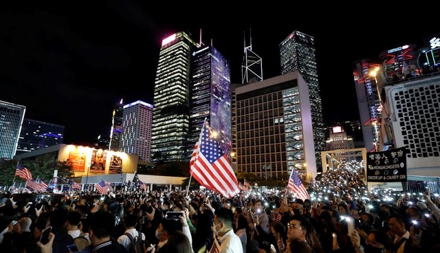 홍콩서 트럼프 인권법 서명 환영 시위…"10만명 참여"